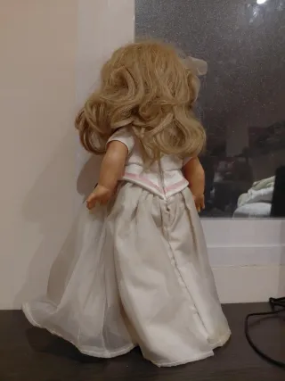 Muñeca vintage con vestido blanco