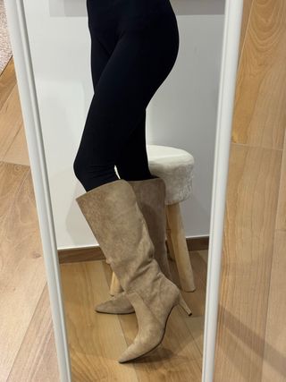 Stivali alti beige scamosciati