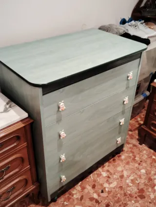 Cómoda infantil con pomos de cerámica