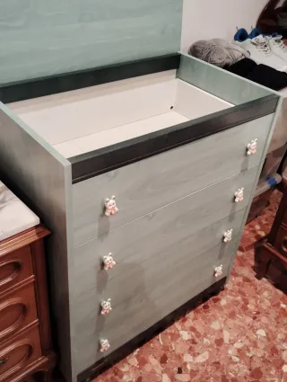 Cómoda infantil con pomos de cerámica