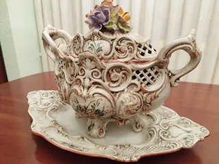 Sopera de cerámica con tapa y flores