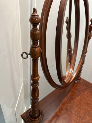 Tocador de madera con espejo ovalado