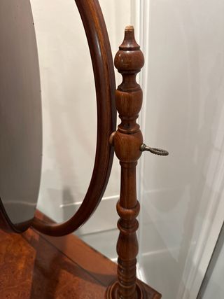 Tocador de madera con espejo ovalado