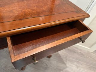 Tocador de madera con espejo ovalado