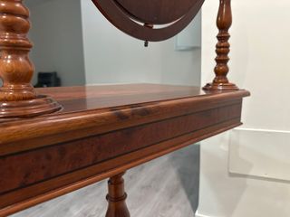 Tocador de madera con espejo ovalado