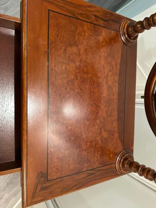 Tocador de madera con espejo ovalado