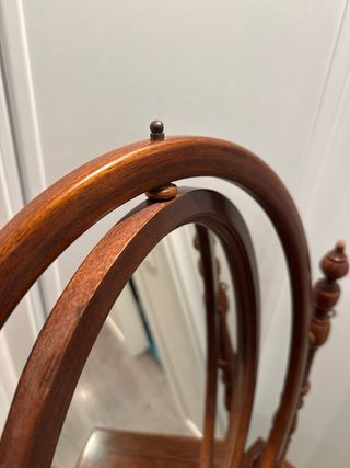 Tocador de madera con espejo ovalado