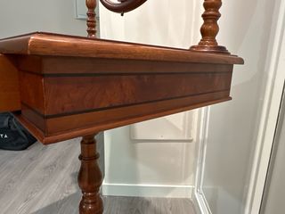 Tocador de madera con espejo ovalado