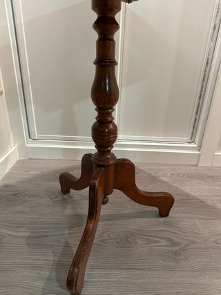 Tocador de madera con espejo ovalado