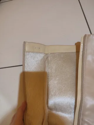 Stivali alti beige con tacco