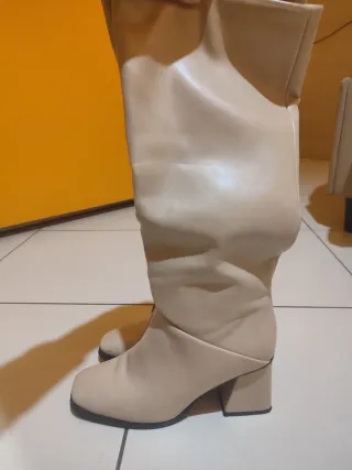 Stivali alti beige con tacco