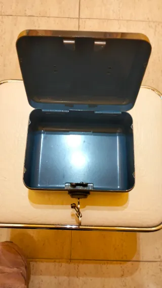 Caja caudales metálica con llave