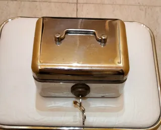 Caja caudales metálica con llave