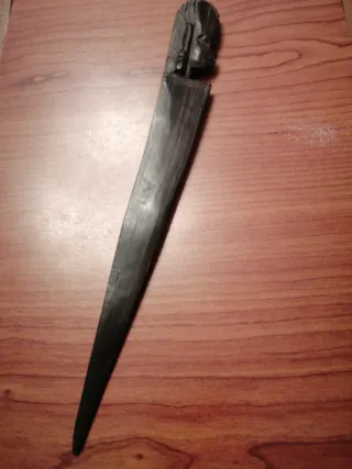 Pugnale tribale in legno intagliato