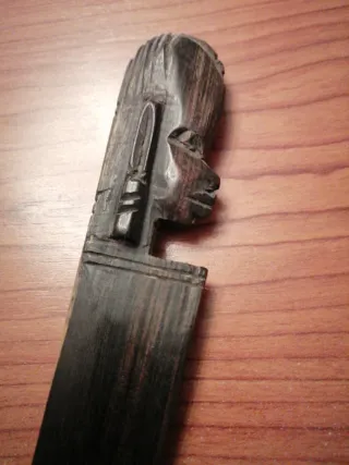 Pugnale tribale in legno intagliato