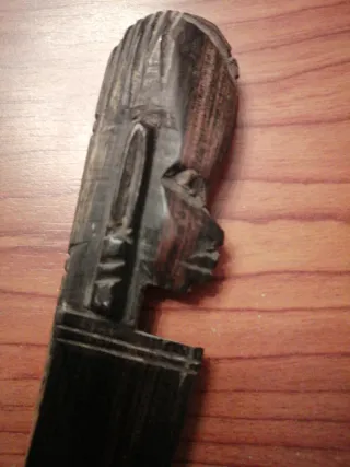 Pugnale tribale in legno intagliato