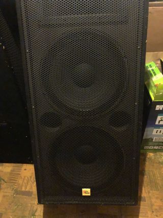 Altavoces negros 500w cada uno