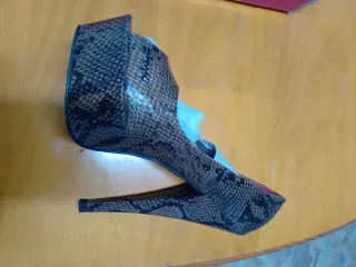 Zapatos de tacón de serpiente