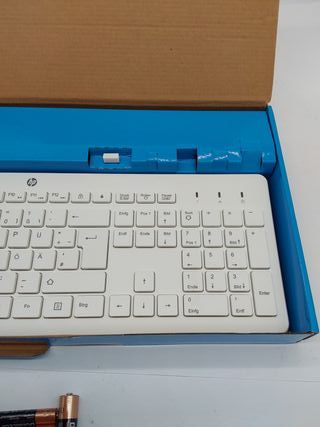 HP 230 Combinación de Teclado y Ratón Inalámbricos (1600 PPP, Batería hasta 16 Meses de Duración, Puerto USB-A, Indicadores LED,