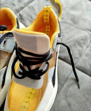 Botines transparentes.