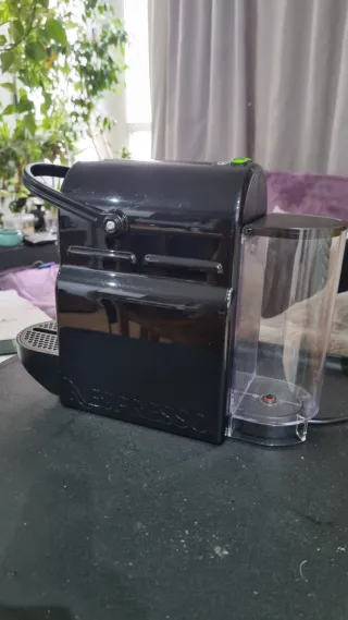 Cafetera Nespresso Delonghi Negra