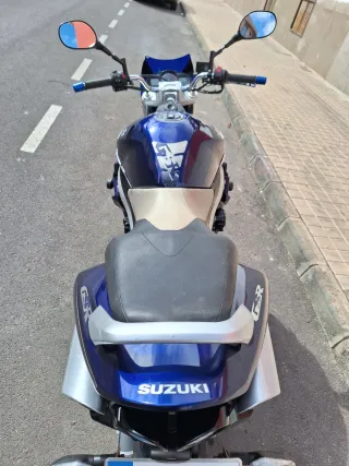 Suzuki GSR Azul
