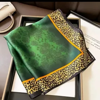 Pañuelo seda verde motivos leopardo