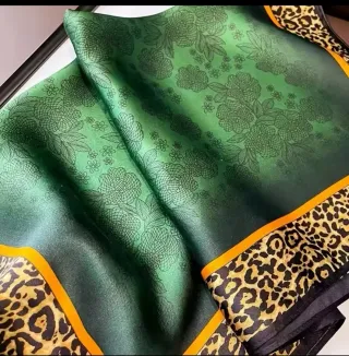 Pañuelo seda verde motivos leopardo