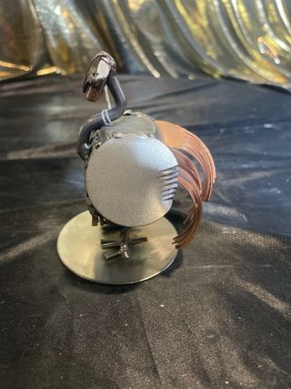 Figura de pavo de metal artesanal