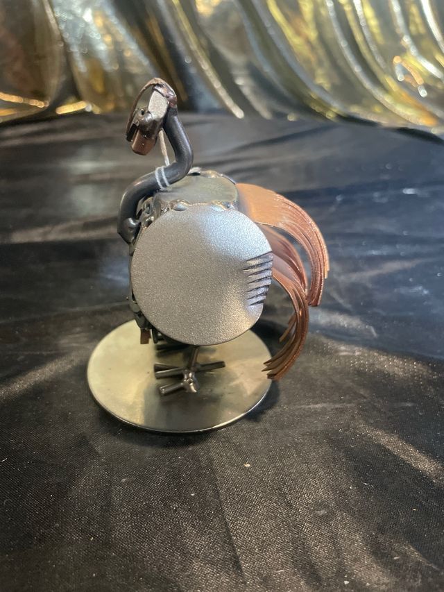 Figura de pavo de metal artesanal