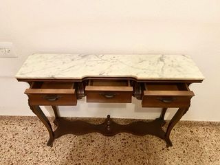 Mesa de entrada de mármol y madera