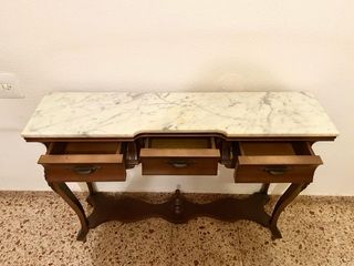 Mesa de entrada de mármol y madera