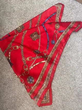 Pañuelo de seda rojo con estampado de cadenas