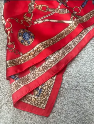 Pañuelo de seda rojo con estampado de cadenas