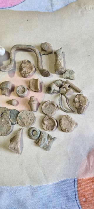 Lotto di monete e oggetti antichi