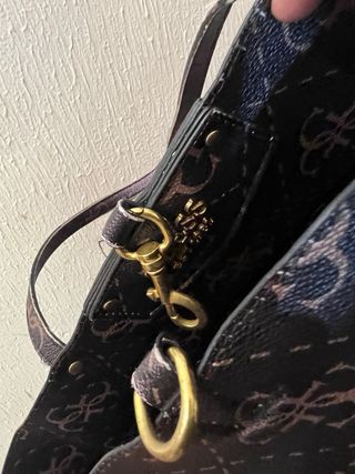 Bolso Guess Marrón Monogram