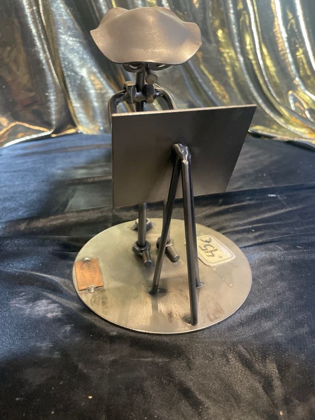 Figura artista tuercas y tornillos