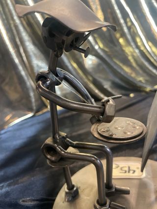 Figura artista tuercas y tornillos