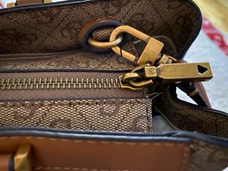 Bolso Guess Piel Marrón y Dorado