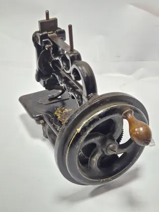 Antigua máquina de coser Chas Raymond