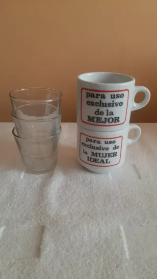 Tazze in ceramica e bicchieri di cristallo