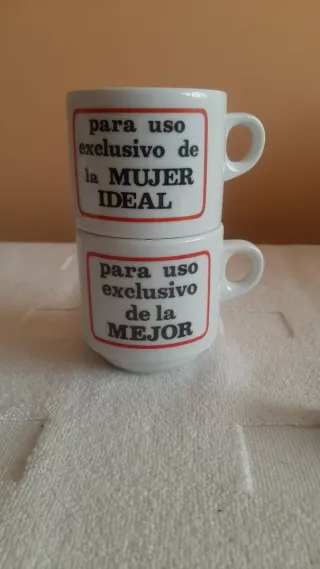 Tazze in ceramica e bicchieri di cristallo