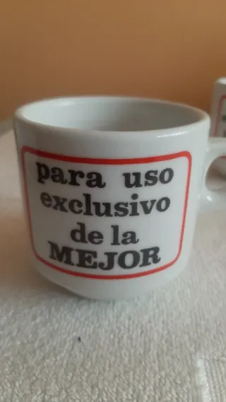 Tazze in ceramica e bicchieri di cristallo