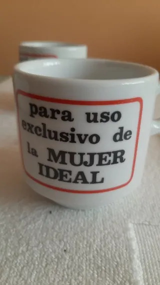 Tazze in ceramica e bicchieri di cristallo