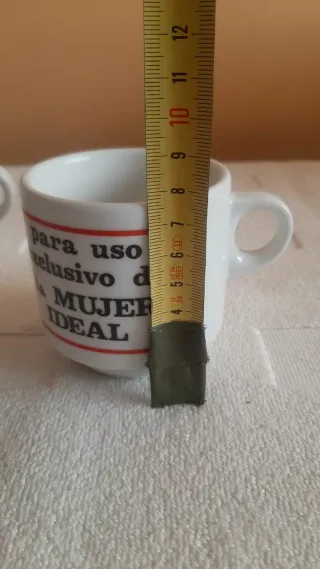 Tazze in ceramica e bicchieri di cristallo