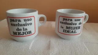 Tazze in ceramica e bicchieri di cristallo