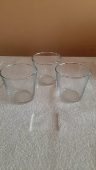 Tazze in ceramica e bicchieri di cristallo