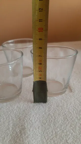 Tazze in ceramica e bicchieri di cristallo