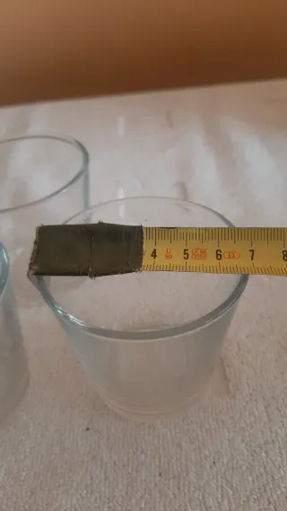 Tazze in ceramica e bicchieri di cristallo