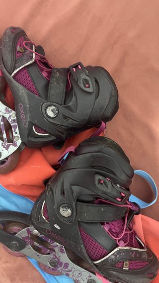 Botas de patinar rojas y azules